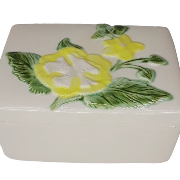 Floral Trinket Box Vintage Ceramic McNees Mold Jewelry Box White Yellow Flower - Picture 1 of 8